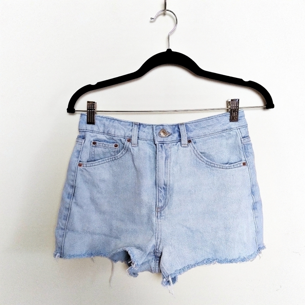 Topshop Light Wash Denim Raw Hem Mom Shorts Size 6